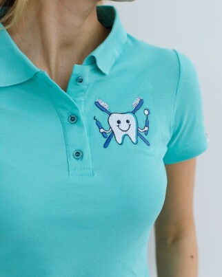 Медицинское поло женское светло-бирюзовое с вышивкой Зубик 147-426-636 (6613403) фото 2