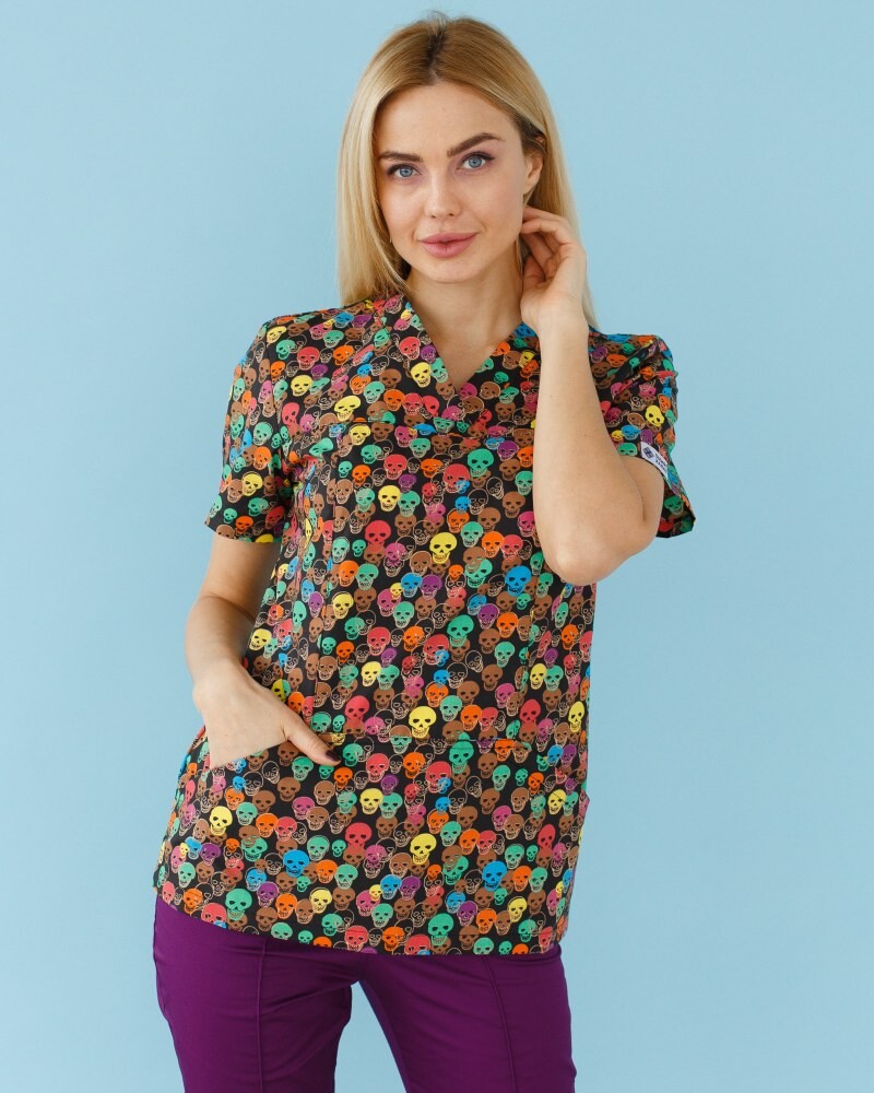 Медичний костюм із принтом жіночий Топаз Tattoo 138-321-706 (6613253) фото 2