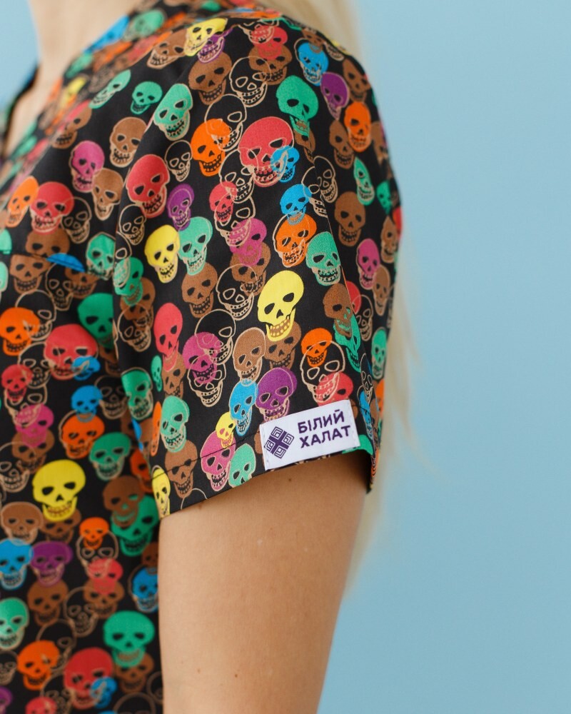 Медичний костюм із принтом жіночий Топаз Tattoo 138-321-706 (6613253) фото 3