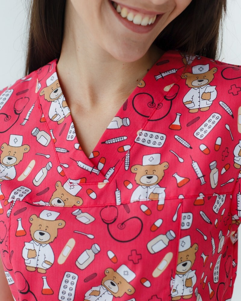 Медицинский костюм с принтом женский Топаз Bear red/black 138-343-559 (6613257) фото 4
