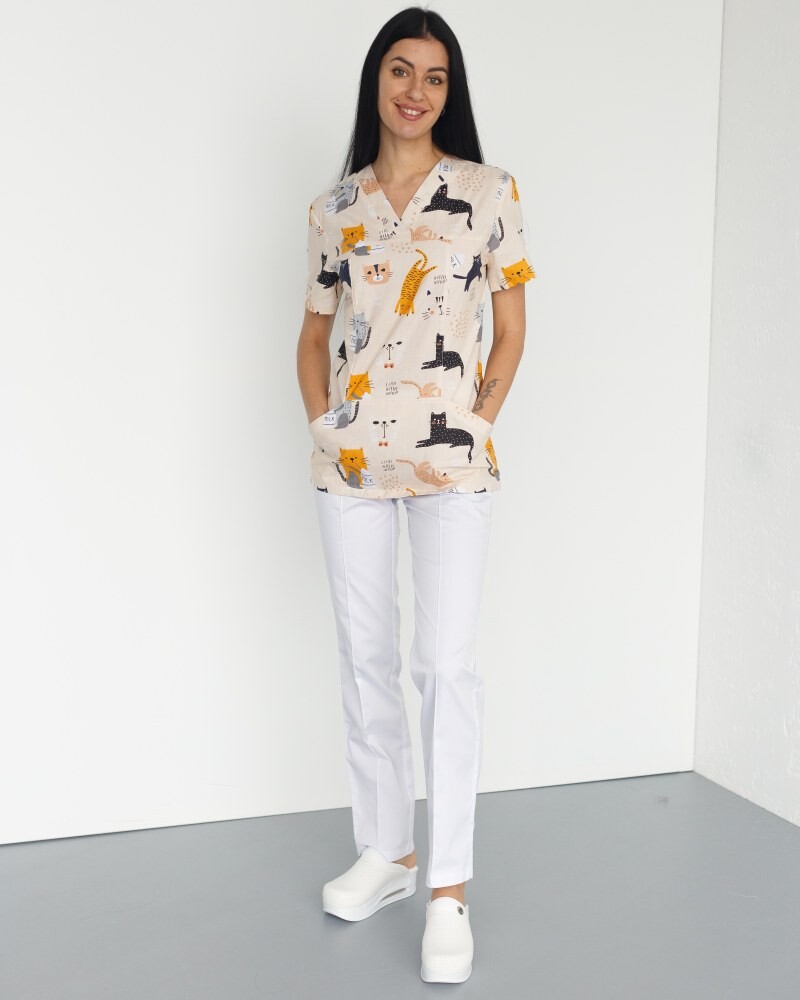 Медичний костюм із принтом жіночий Топаз Кішки білий/бежевий 138-324-644 (6613346) фото 2