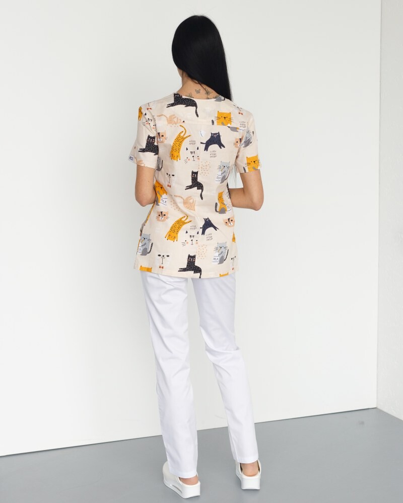 Медичний костюм із принтом жіночий Топаз Кішки білий/бежевий 138-324-644 (6613346) фото 3