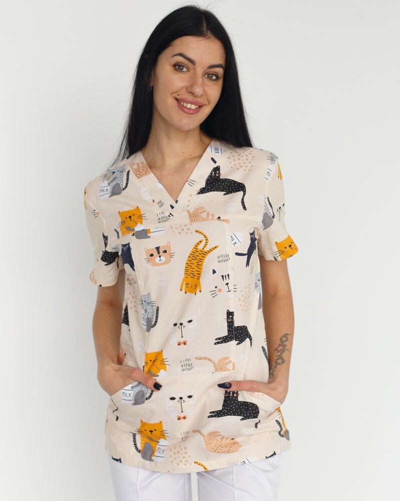 Медичний костюм із принтом жіночий Топаз Кішки білий/бежевий 138-324-644 (6613346) фото 4